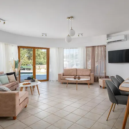Hamilton Grand Villa *